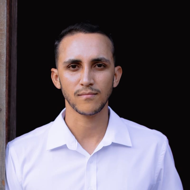 Douglas, corretor responsável